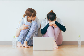 ダイエットに悩む女性と友達
