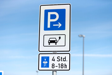 Hinweis auf Ladestation f&uuml;r ein Elektroauto