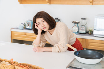 料理をする女性　考える