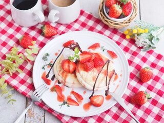 春スイーツ イチゴのパンケーキでティータイム