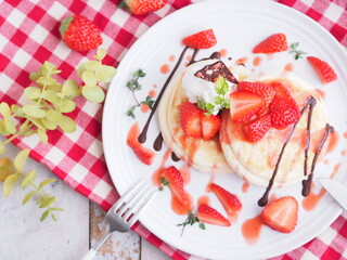 春スイーツ イチゴのパンケーキでティータイム
