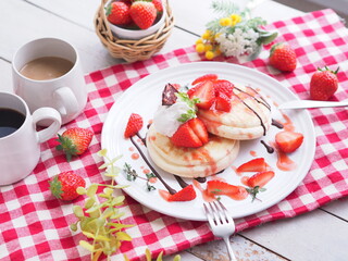 春スイーツ イチゴのパンケーキでティータイム