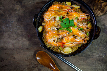 Casseroled prawns with vermicelli in clay pot