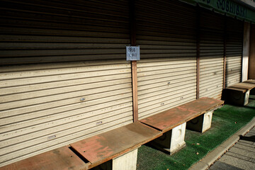 「閉店しました」無人のシャッター商店街