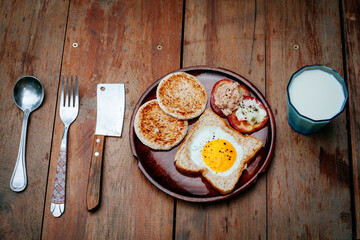 English breakfast - fried egg, beans, tomatoes, mushrooms, bacon and toast