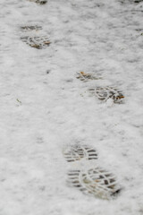 Drei Fußspuren im Schnee.