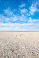 Schaukel am leeren Strand von St. Peter Ording