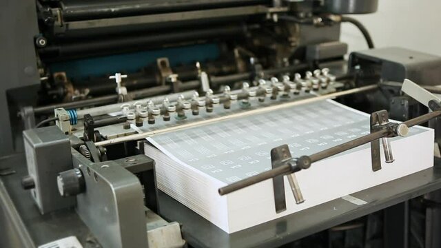 Automated Label Printing Device, Feeding the Machine with Cardboard Canvas held by Hydraulic Vacuum Arms
