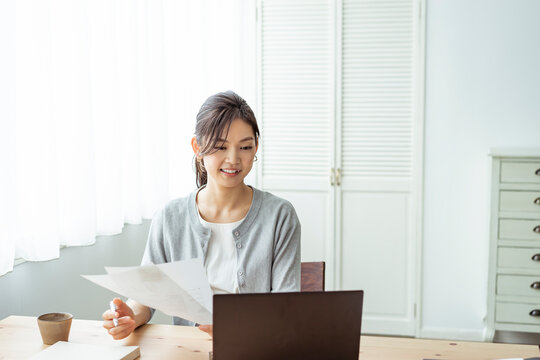 テレワークをする30代日本人女性