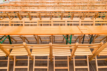 Leere Stuhl- und Tischreihen in einem Bierzelt auf der Rheinkirmes in Düsseldorf