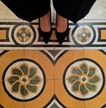 immagine di piedi femminili su un pavimento antico