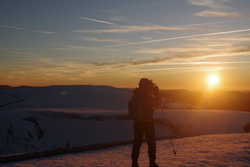 Couché de soleil sur les vosges avec de la neige