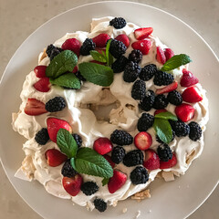 meringue with berries