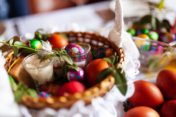 Wielkanocny stół, koszyk, jajka, potrawy wielkanocne - obrazy, fototapety, plakaty