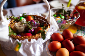 Wielkanocny stół, koszyk, jajka, potrawy wielkanocne