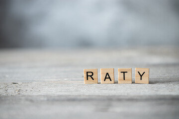Słowo raty z drewnianych liter