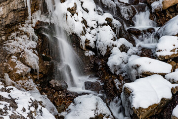 Fototapeta na wymiar Kuhfluchtwasserfälle in Farchant im Winter mit Schnee
