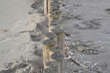 Clôture en rondins de bois sur la plage, Le Crotoy, Baie de Somme