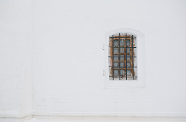 Obraz premium Window with bars on a white wall. 