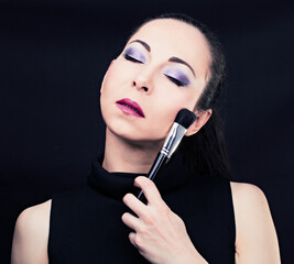Obraz premium woman holding the makeup brush
