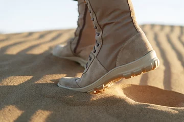 Ein Tourist steht in beiger Hose und Stiefeln in der Wüste © yaslex