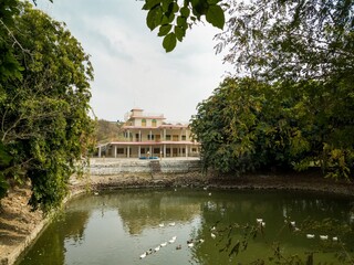 Obraz premium A beautiful park located in kallar Syedan, Rawalpindi, Punjab, Pakistan. Public place or tourists attraction point. Indian beech tree.