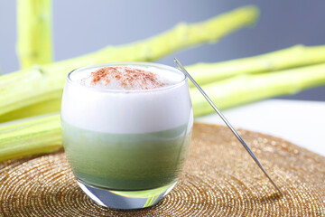 Matcha Latte mit Milchschaum