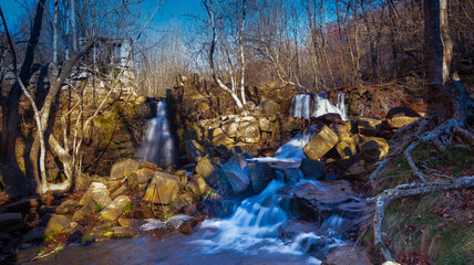 Cascada de aguas cristalinas en la montaña