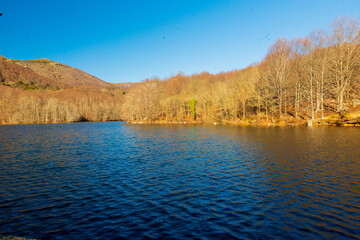 Presa de agua en la montaña en invierno.