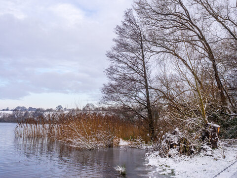 Unusual winter heavy snowfall at Pickmere Lake, Pickmere, Knutsford, Cheshire, UK