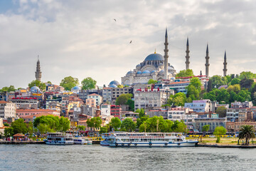Obraz premium Suleymaniye Mosque view from Halic in Istanbul