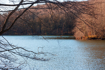 laguna en invierno de montaña