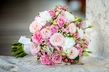bukiet ślubny z pastelowych róż - obrazy, fototapety, plakaty