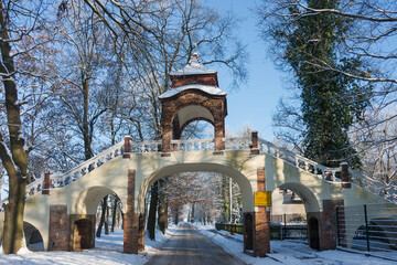 Zabytkowy "Mostek Miłości" w parku miejskim w miasteczku Iłowa w Polsce. © boguslavus