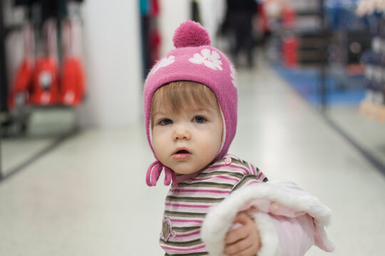 Kleines M&auml;dchen macht Modenschau