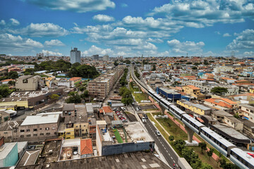 Obraz premium Foto aerea da cidade de São Paulo, mostrando a nova estação de trem e o trem passando