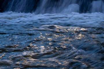 Wasserfall Reflektion Kaskade Wasser Wellen Dynamik Spritzer Bach Fluss Dämmerung Sonnenlicht...