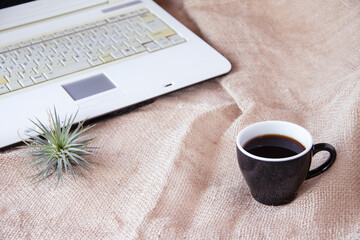 Obraz na płótnie Canvas ノートパソコンとコーヒー（黒いカップ）
