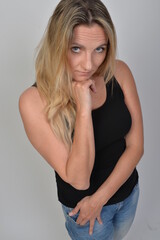 j8unge blonde frazu natürlich hübsch seltbewusst emotional blaue augen portrait oberkörper torso...