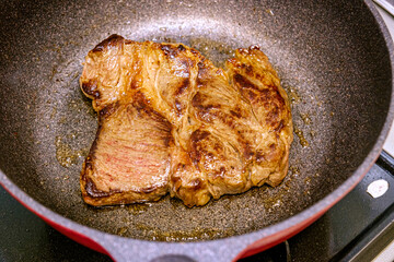 調理中のステーキ