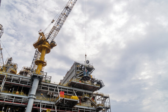 A personal-transfer-basket was used to transfer offshore crew from an oil production platform to a crew boat for crew change