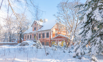abandoned maison in the snow