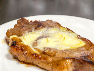 家庭で調理されたステーキ