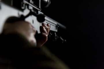 Naklejka premium 狙撃銃を構える人物