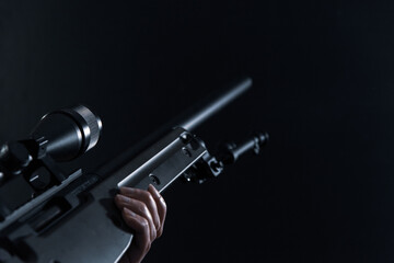 Naklejka premium 狙撃銃を構える人物