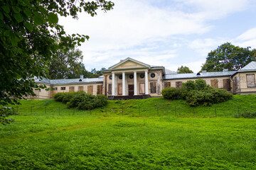 Fototapeta na wymiar building with columns in the park