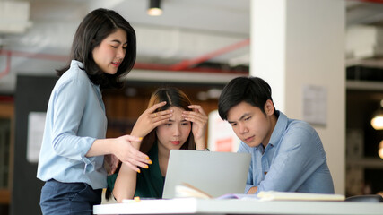 Obraz premium A professional team is meeting online to follow up on the project with a serious gesture.