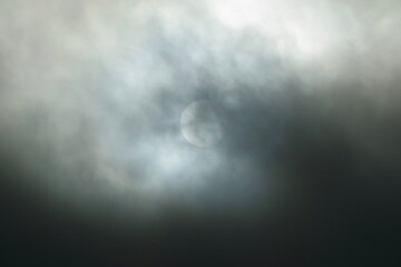 Sonne hinter den Wolken