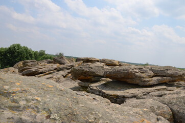 Kamennaya Mogila is located 2 km from the village of Mirnoye, Melitopol district, Zaporozhye region, and is a pile of stones with an area of ​​about 30,000 m², up to 12 meters high.