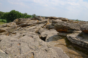 Kamennaya Mogila is located 2 km from the village of Mirnoye, Melitopol district, Zaporozhye region, and is a pile of stones with an area of ​​about 30,000 m², up to 12 meters high.